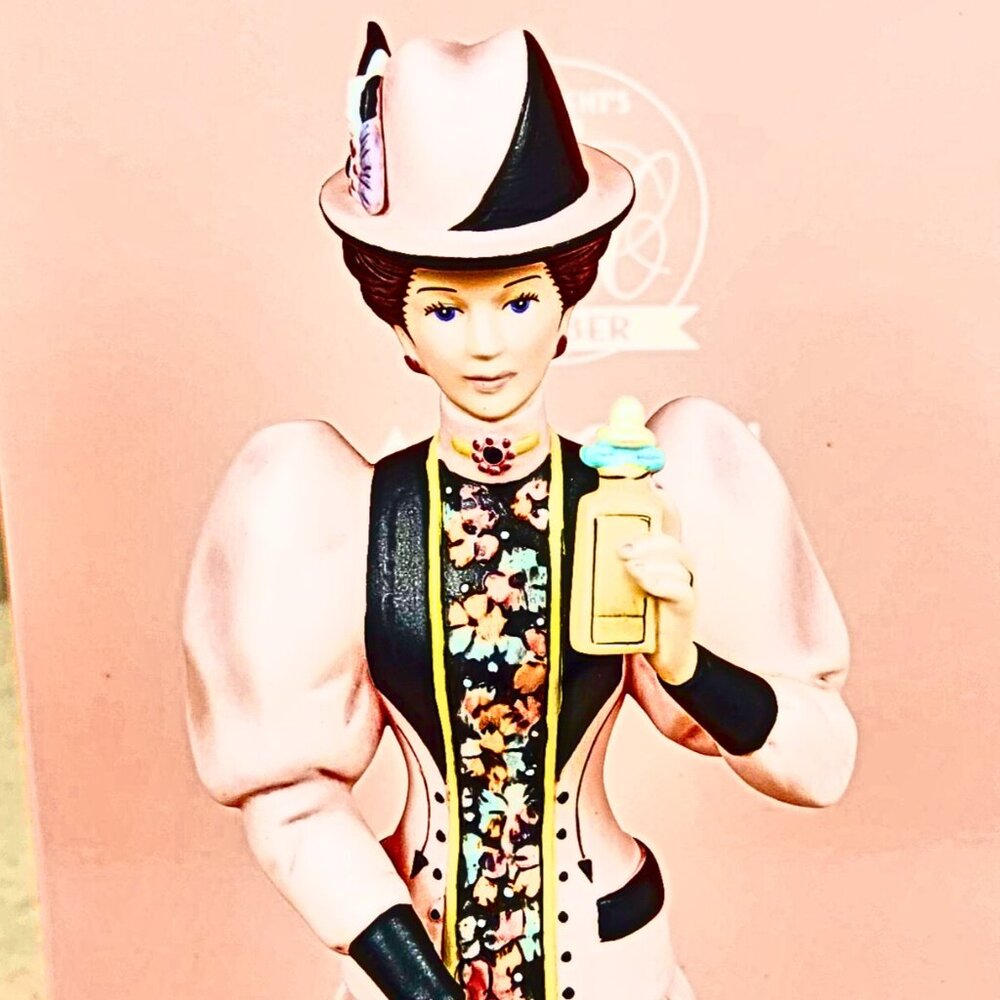 2004 Mrs. Albee Figurine / Statue in Box– 10 Inch – Avon President’s Club Award